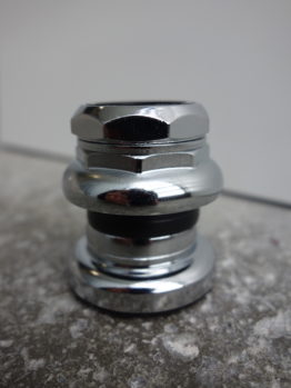 Low stack height headset for short forks with loose bearings and silver or chrome finish
