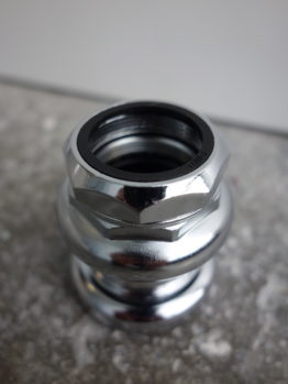 Low stack height headset for short forks with loose bearings and silver or chrome finish