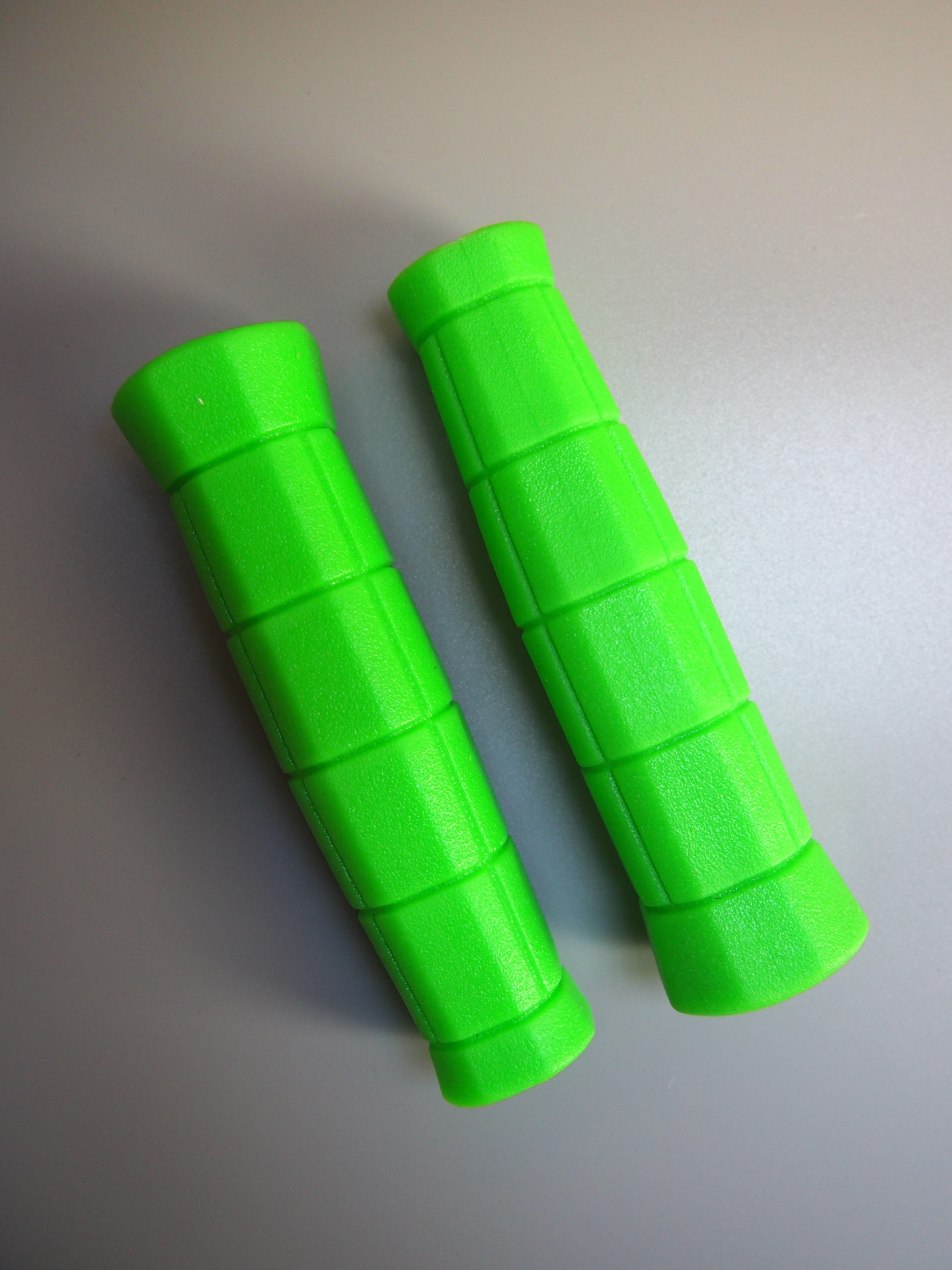 Plastiche Cassano flat bar MTB grips – Neon green 1 Plastiche Cassano flat bar MTB grips – Neon green